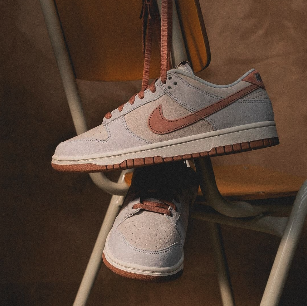 SB Dunk in braun und blau suede hängend auf einem Stuhl