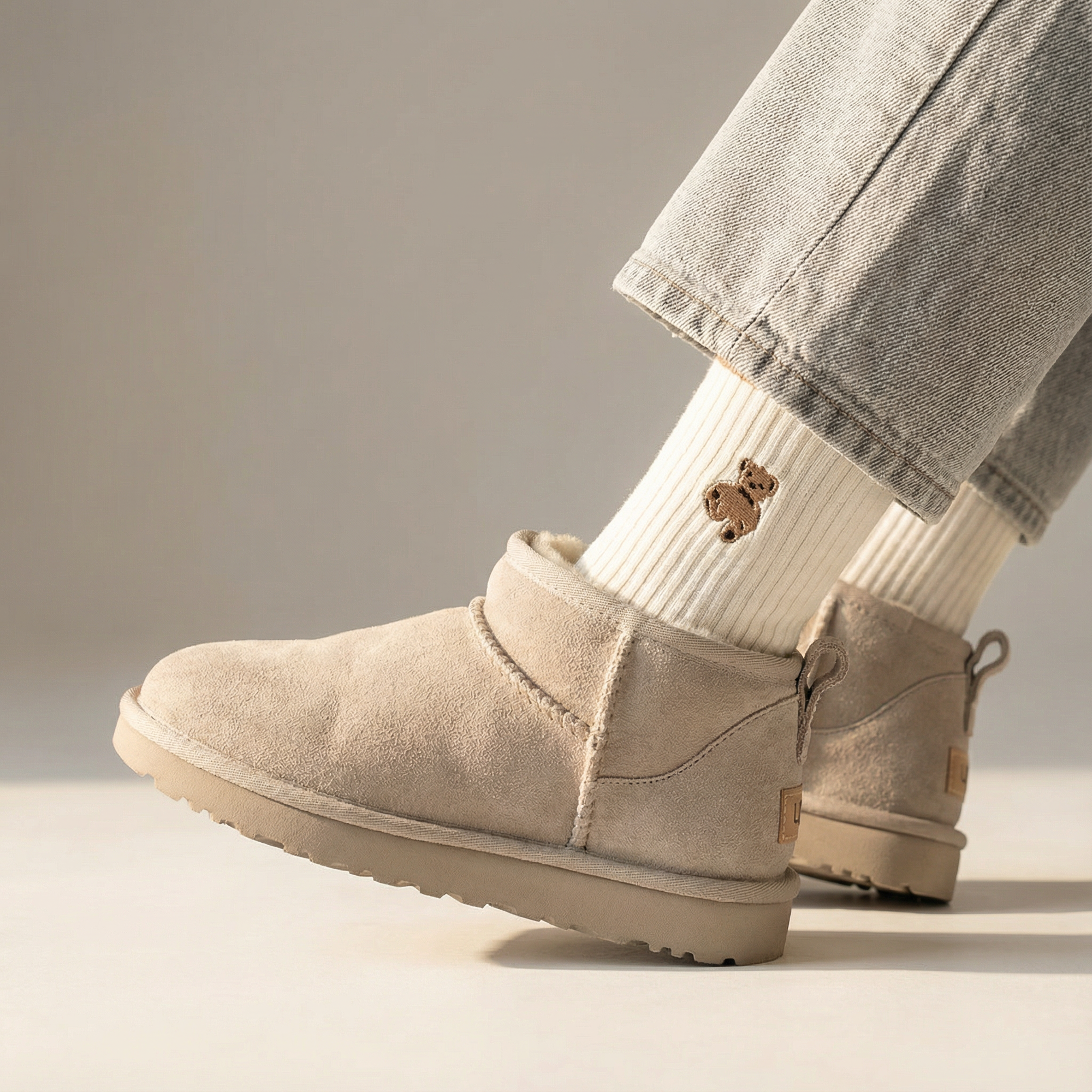 UGG Boots in schönem Licht mit weißen Socken und grauer Jeans