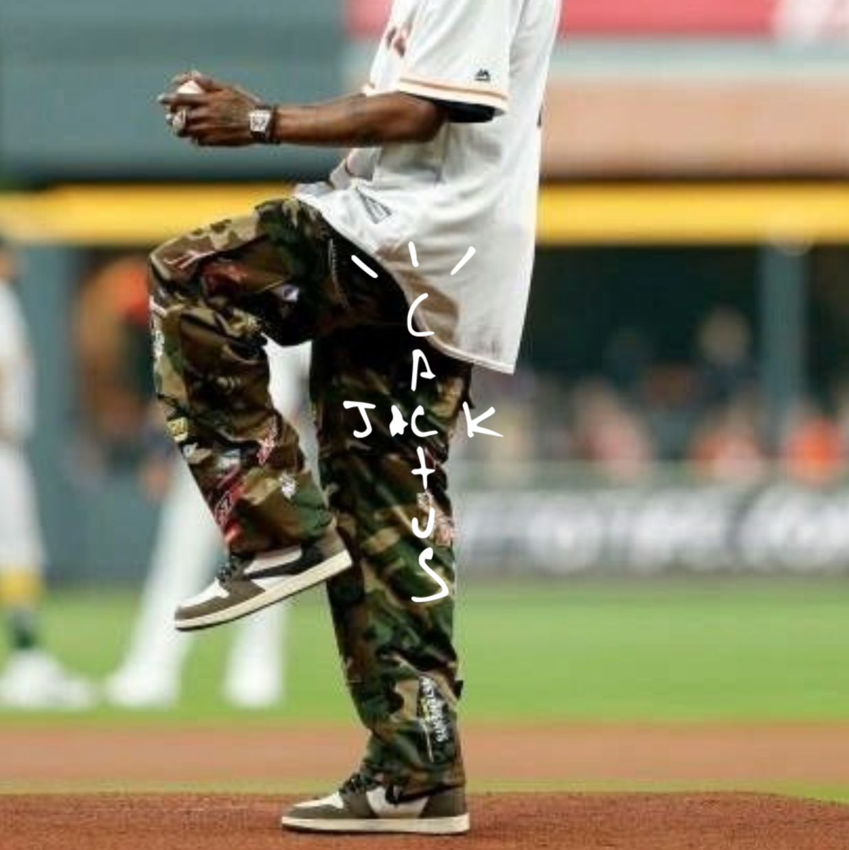 Cactus Jack Logo, Travis scott in Air Jordan 1 und camouflage Hose steht auf einem Baseball feld und setzt an einen ball zu werfen