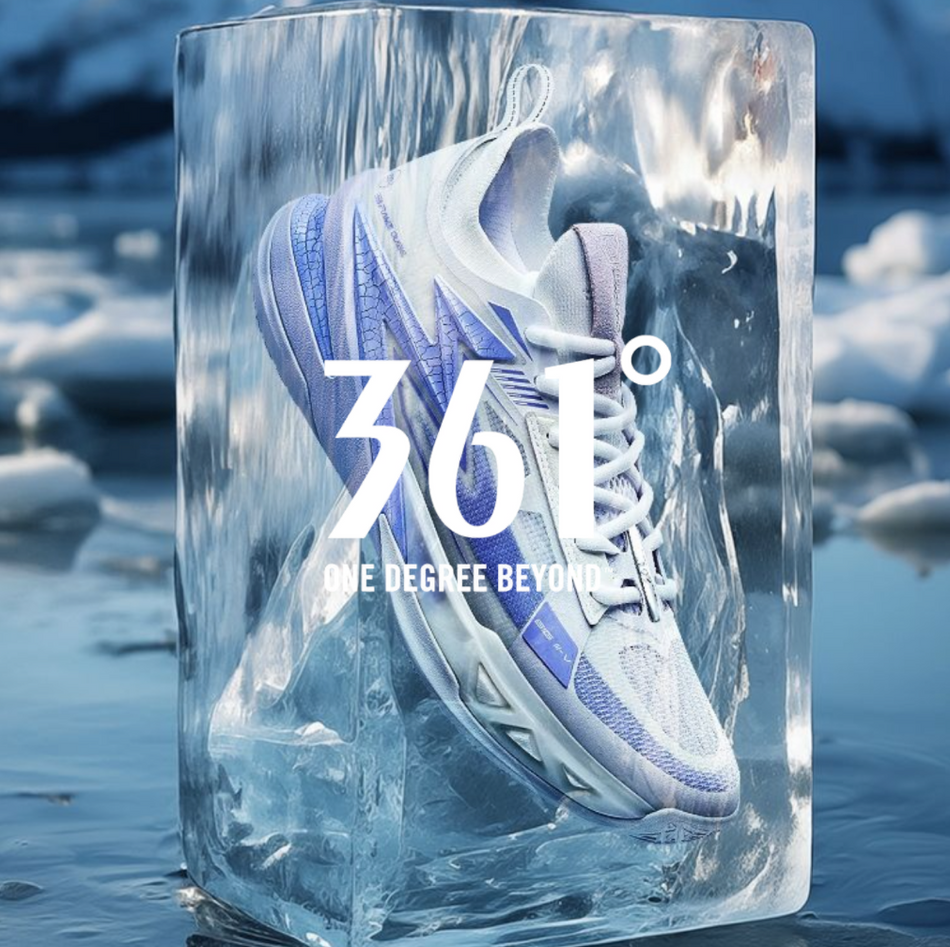 Leichter Laufschuh von 361° eingefroren in einem klaren Eisblock, umgeben von einer kühlen, blauen Landschaft. Logo „361° – One Degree Beyond“ im Vordergrund.