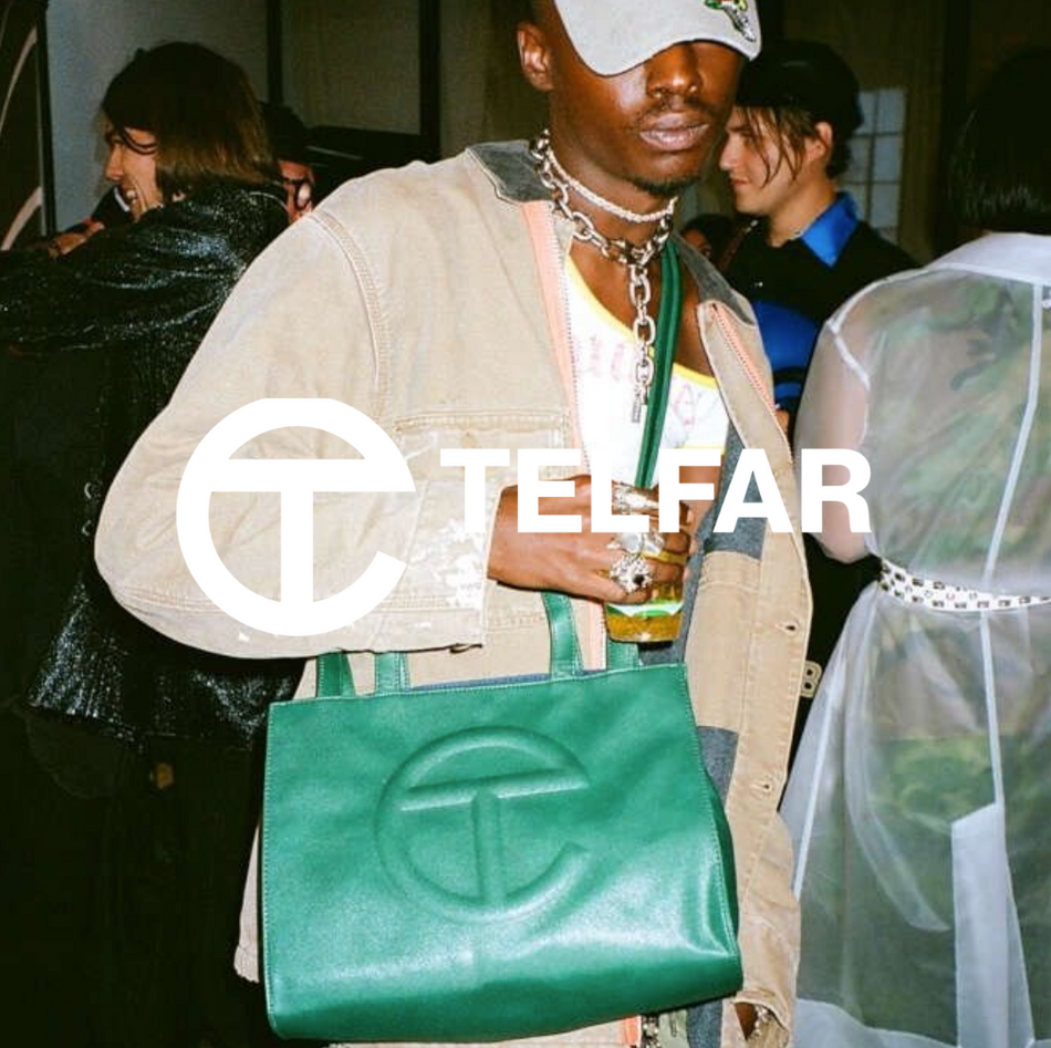 Telfar Logo, Mann mit grüner Handtasche und beigen Jacke posend auf einem Photoshoot
