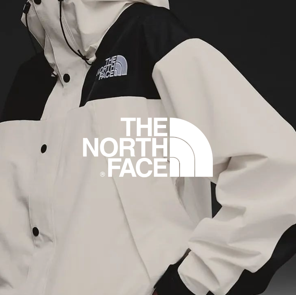 The North Face Logo, weiß schwarze Jacke stehend im Hintergrund