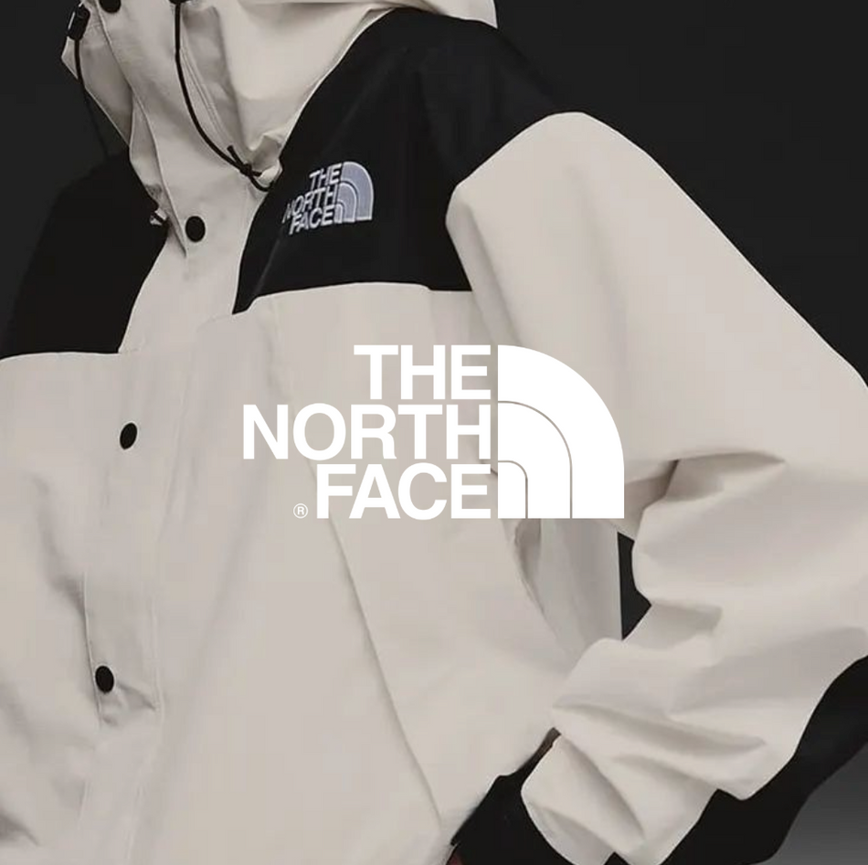 The North Face Logo, weiß schwarze Jacke stehend im Hintergrund