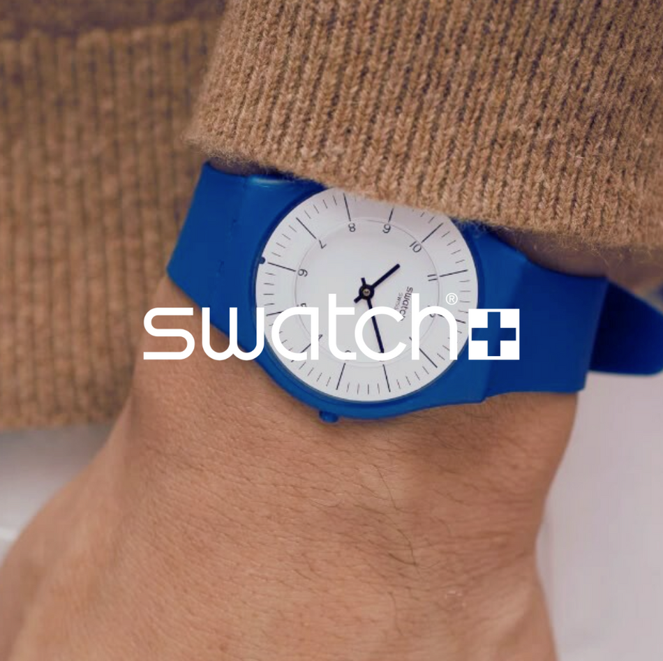Swatch Logo, Blaue Uhr mit weißem Ziffernblatt in Nahaufnahme