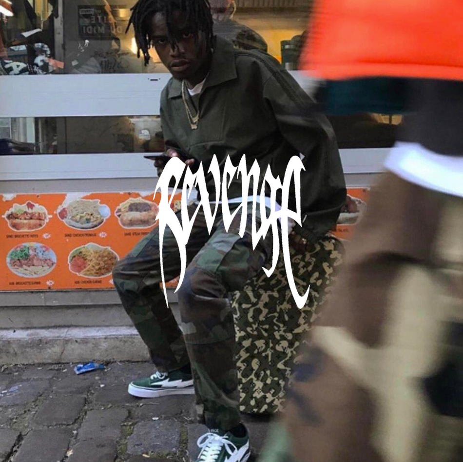 Revenge Logo, Mann in urbanem Hintergund mit cargohose und dünner jacke mit Sneakern