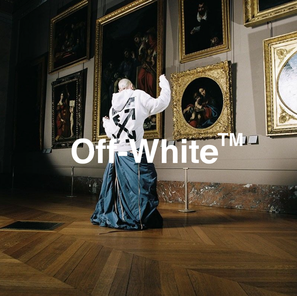 Off White logo, Model mit Hoodie in einer Kunstgalerie vor Gemälden
