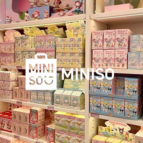 ein bunt ausgestatteter Miniso Store mit vielen Spielfiguren