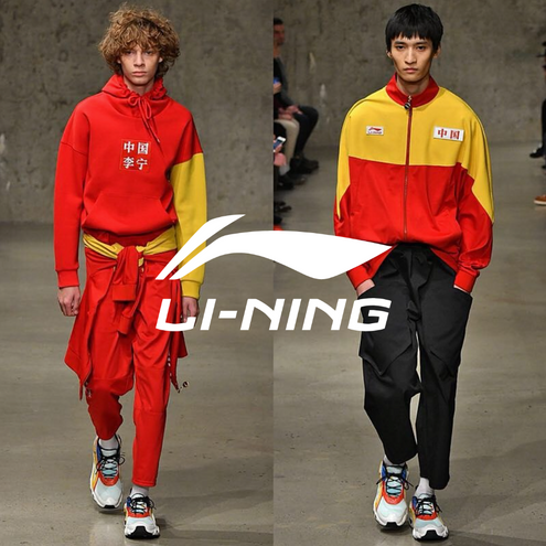 Li-Ning Logo, zwei Models mit Sneakern und Streetwear auf einem Laufsteg