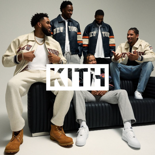 Kith logo, fünf Männliche Models stehend und sitzend um eine couch mit Streetwear outfits und Sneaker