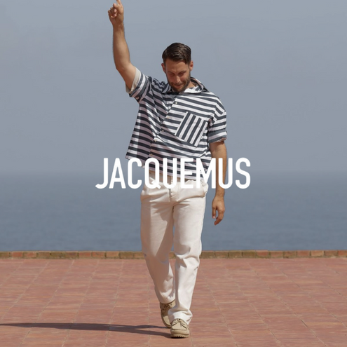 Jacquemus Logo, Männliches Model mit gestreiftem t Shirt und Gino Hose mit Meer im Hintergrund