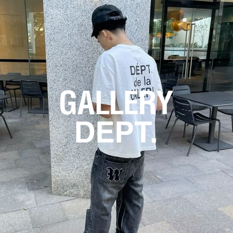 Gallery Dept. Logo mit Model mit weißem t Shirt und Jeans mit urbanem Hintergund