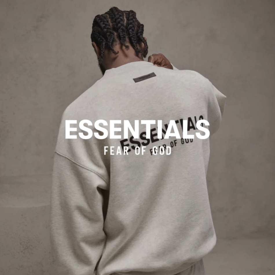 FEAR OF GOD ESSENTIALS logo mit einem Model mit grauem Essentials hoodie vor grauem Hintergund