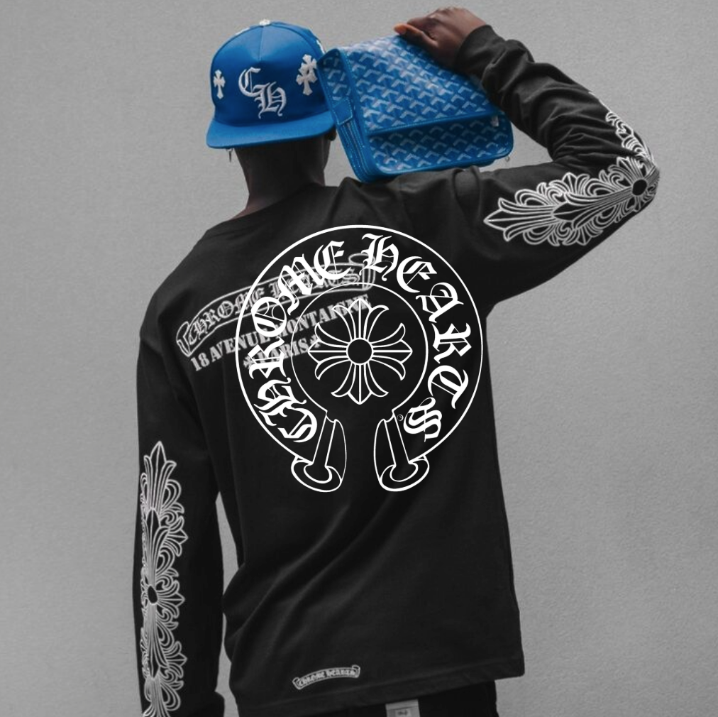 Chrome Hearts Logo mit einem Model mit schwarzem Chrome Hearts sweater und blauer cap vor grauem hintergund