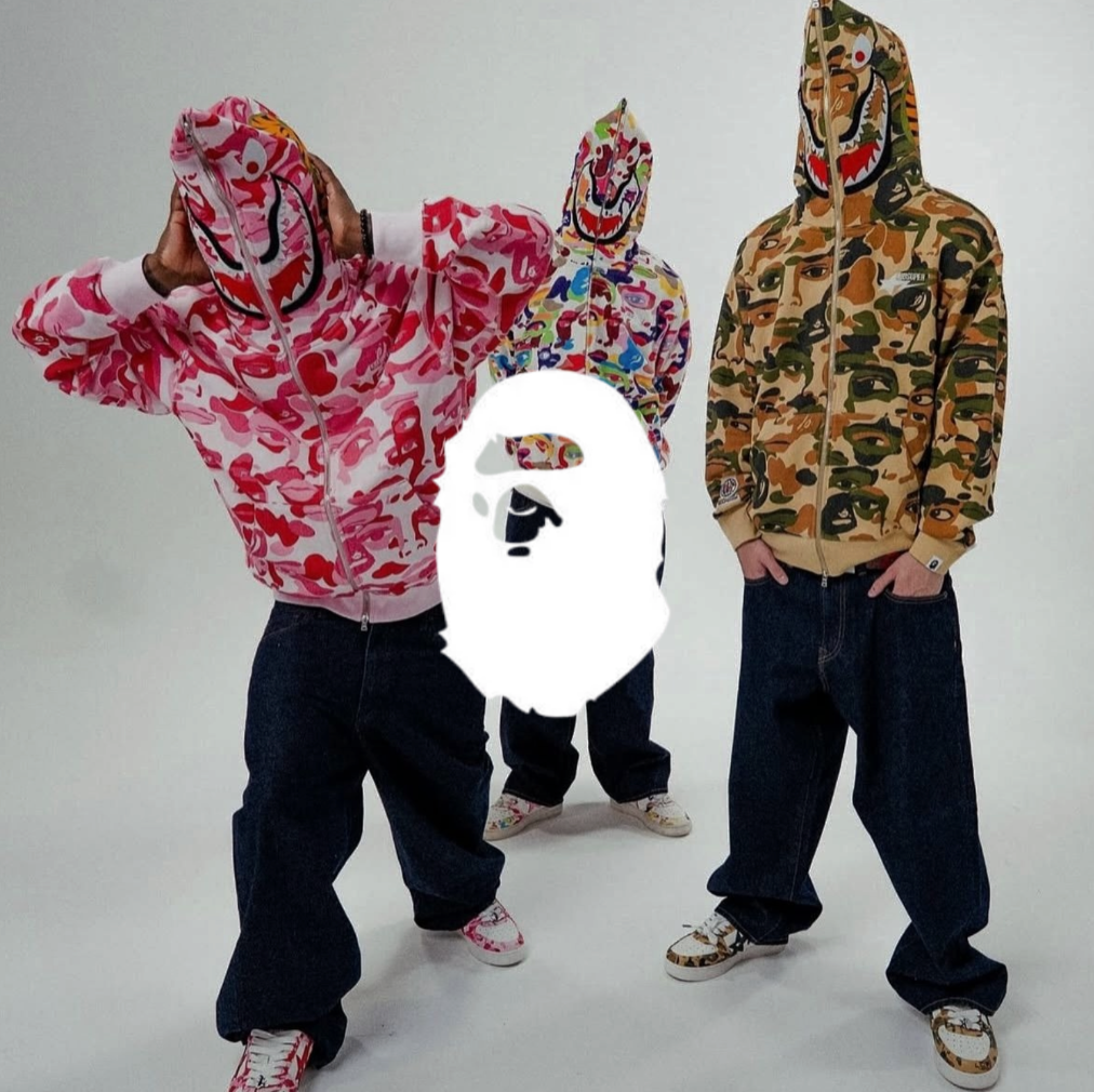 Drei Männer in Bape Shark Zip Up Hoodies und das BAPE Logo in der mitte