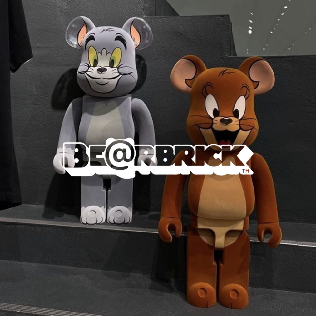 Bearbrick Jerry und Tom auf grauer Stufe