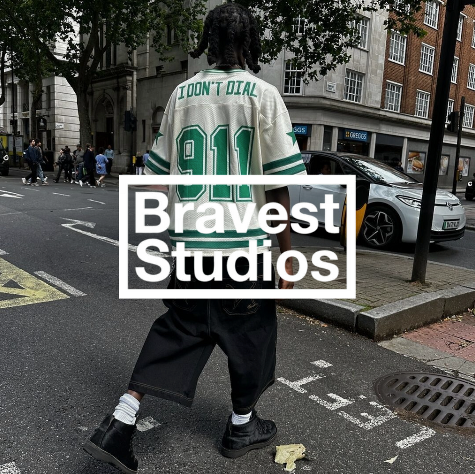 Bravest Studios Logo mit einem Mann in weiß grüner Jersey mit schwarzer hose und jeans vor urbanem Hintergund