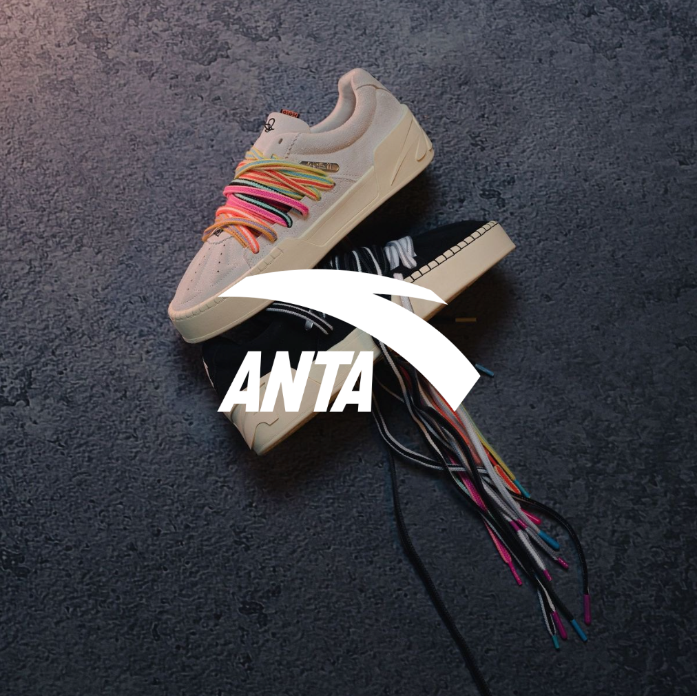 Anta Sneaker in creme mit bunten Schnürsenkeln auf dunkelgrauem Hintergrund