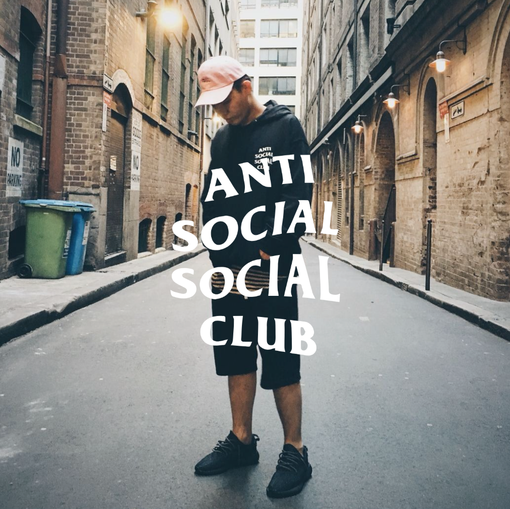 Anti Social Social Club Logo mit Mann in schwarzem Outfit auf der Straße
