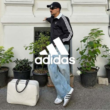 Adidas Logo mit Mann in Adidas Sneakern, Tasche und Trainingsjacke mit Jeans
