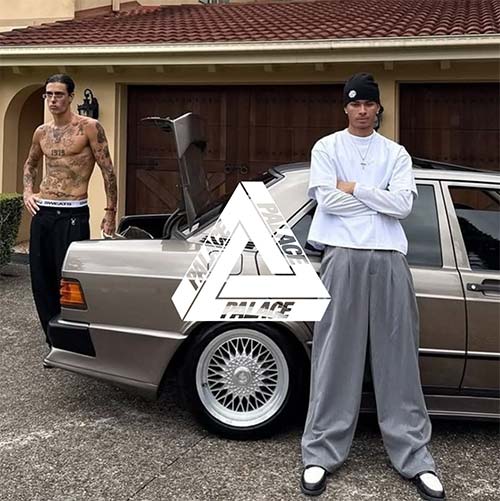 PALACE Logo, zwei männliche models in Streetwear outfits posen vor einem oldtimer 