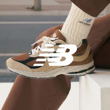 New Balance Kollektion – Nahaufnahme eines Schuhs, abgestellt auf einer Mauer, sportlicher Lifestyle bei Closory
