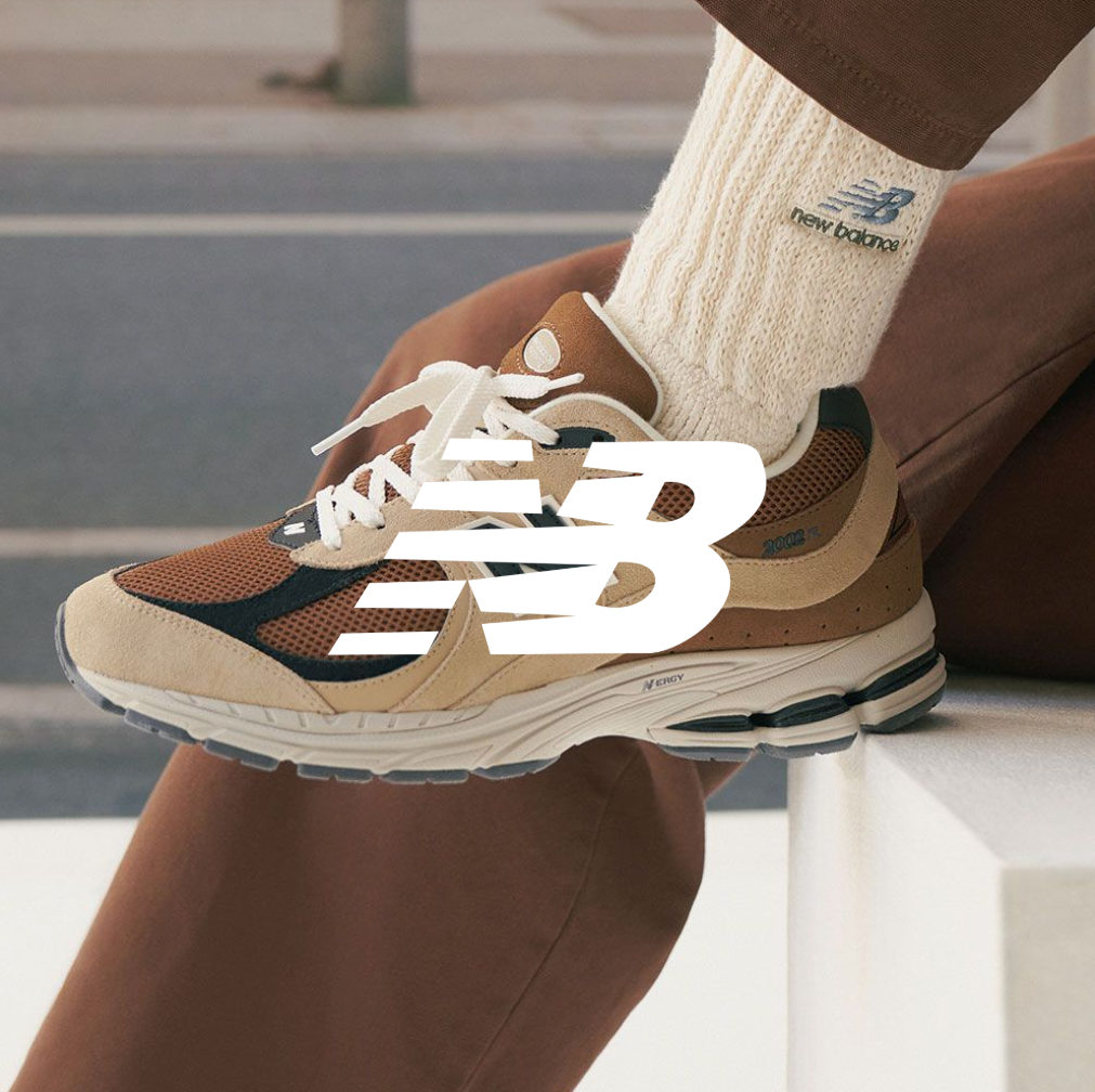 New Balance Kollektion – Nahaufnahme eines Schuhs, abgestellt auf einer Mauer, sportlicher Lifestyle bei Closory