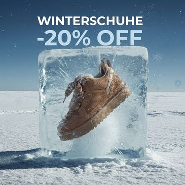 Ein UGG Stiefel in braun, eingefrohren in einem Eisblock stehend auf einer Schneebedeckten Fläche