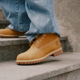 Timberland Stiefel in Braun und blaue Jeans auf Stein Treppen