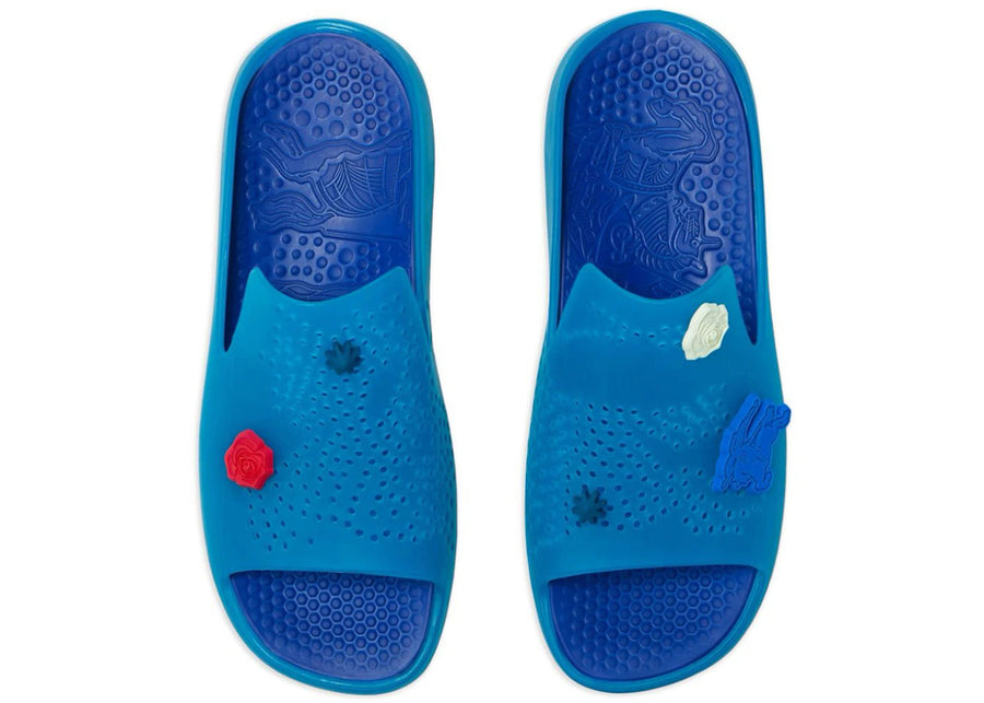 Mules Burberry bleues ornées de breloques en galuchat