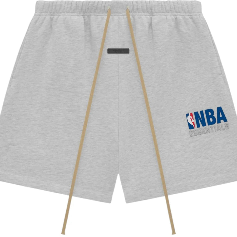 Short de survêtement NBA Fear of God Essentials (SS25) Gris clair