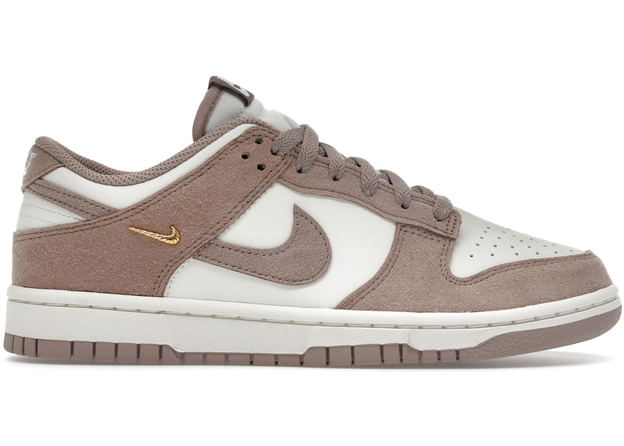 Nike Dunk Low Malt Gold Mini Swoosh (Femme)