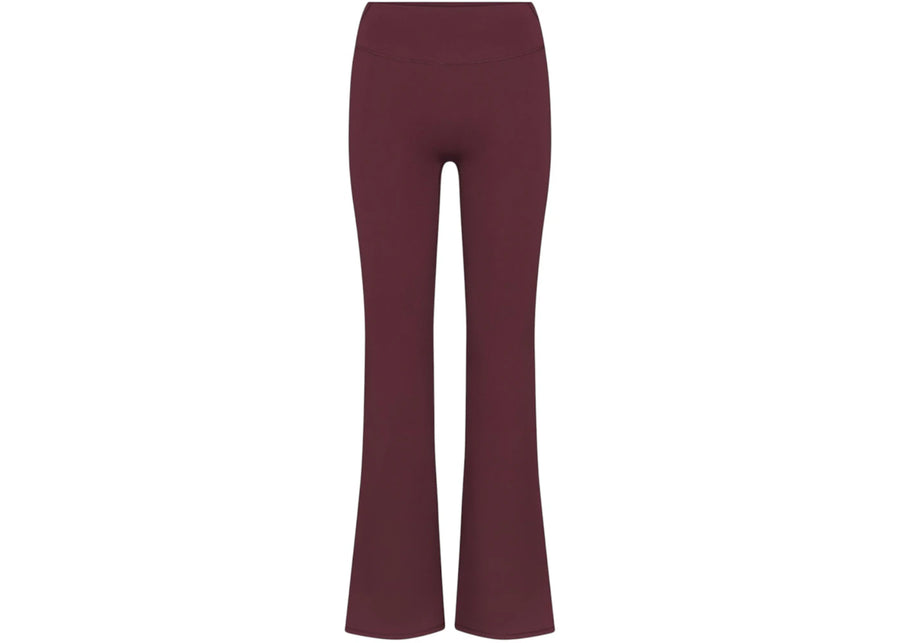 Legging Nike x SKIMS pour femme, coupe slim évasée, couleur groseille