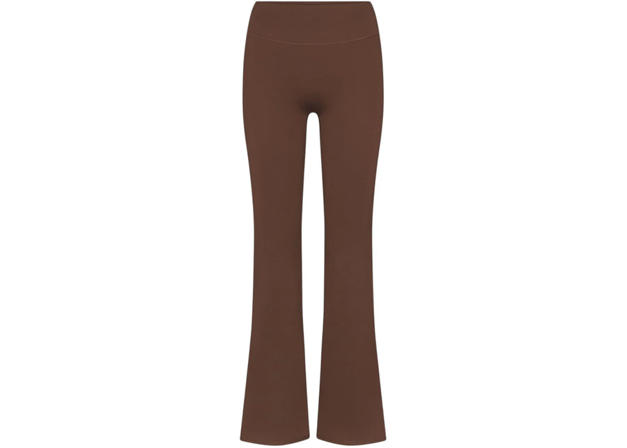 Legging Nike x SKIMS pour femme, coupe slim évasée, couleur sépia foncé