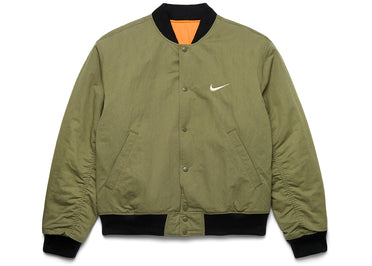 Veste universitaire réversible Stussy x Nike, couleur olive moyenne/mandarine vive