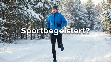 Sportbegeistert, Mann in blauer Jacke und Jogginghose joggt in einem verschneiten Wald