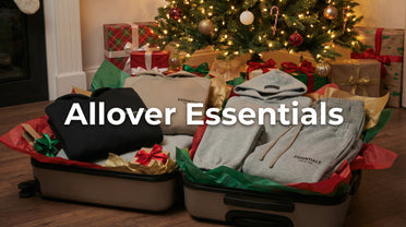 Allover Essentials, ein Koffer mit Fear Of God Essentials Hoodies und Sweatpants vor einem Weihnachtsbaum