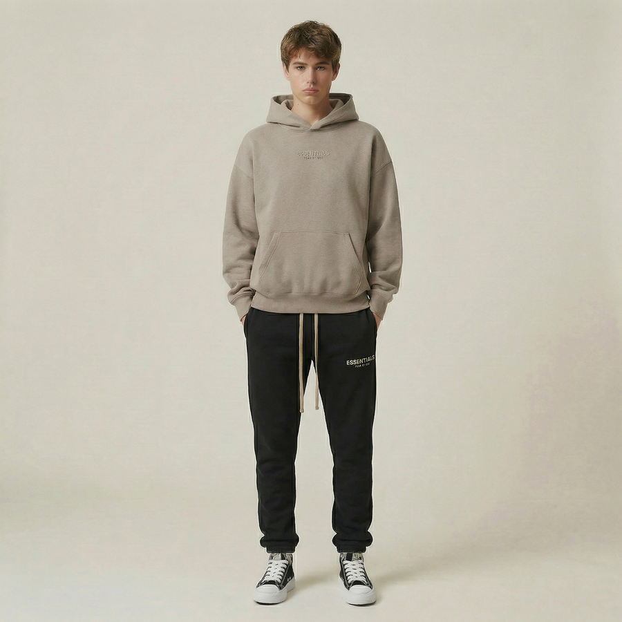 Sweat à capuche Fear of God Essentials, couleur gris chiné.