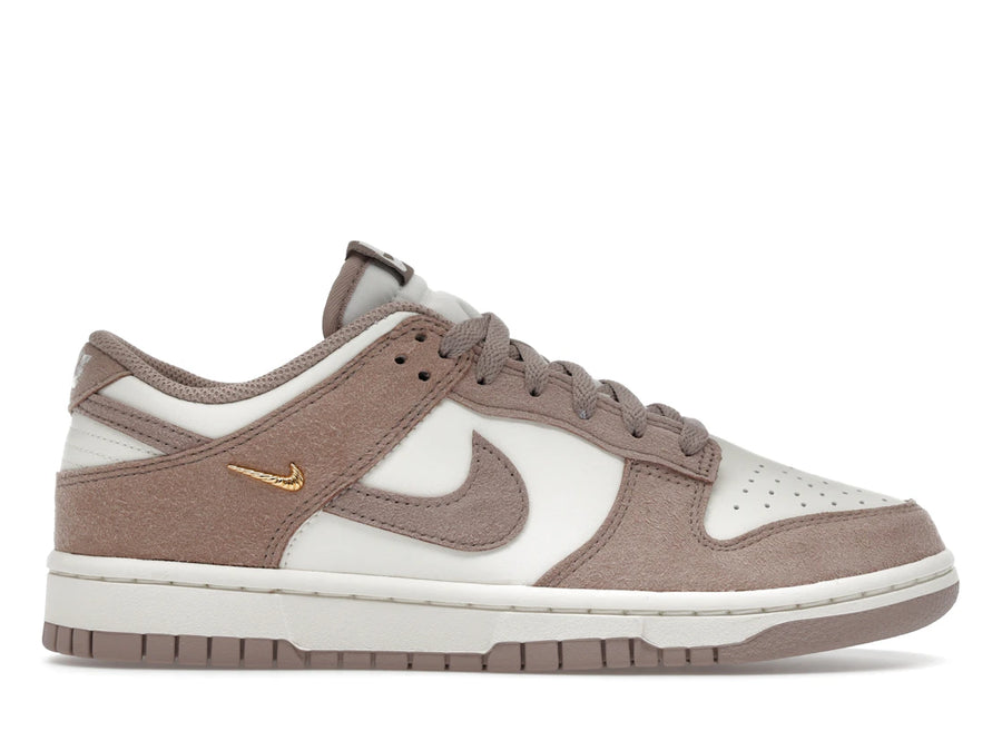 Nike Dunk Low Malt Gold Mini Swoosh (Femme)