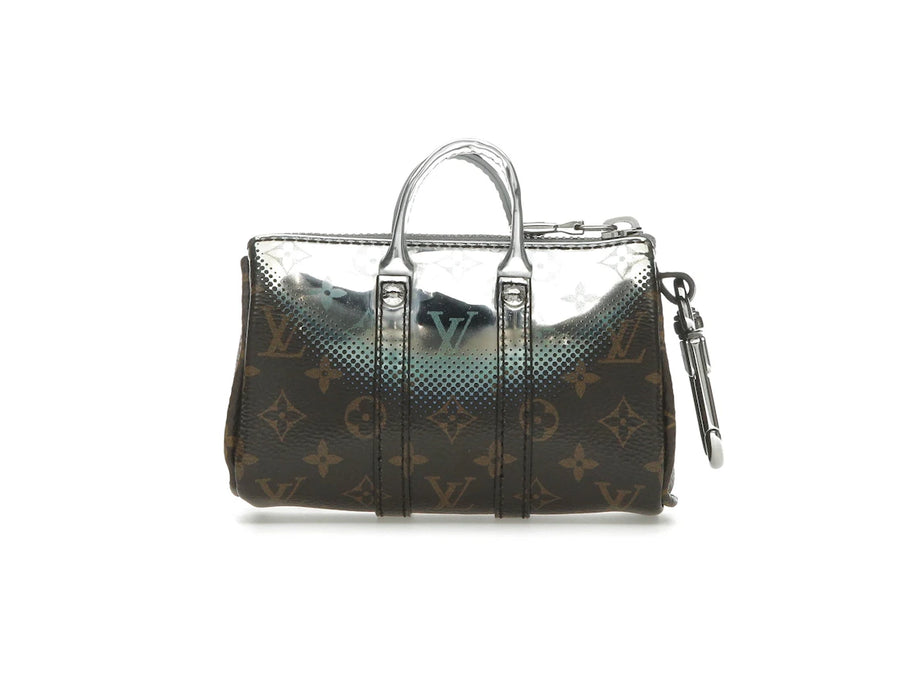 Pochette Louis Vuitton Nebula Mini Keepall, porte-clés et breloque de sac métallisée