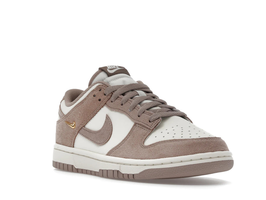 Nike Dunk Low Malt Gold Mini Swoosh (Femme)