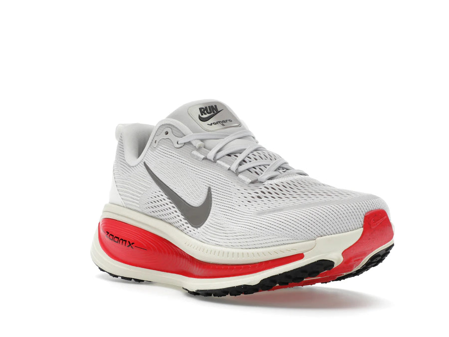 Nike Vomero 18 Platinum Tint Rouge Sirène Gris Fumée Métallisé Étain