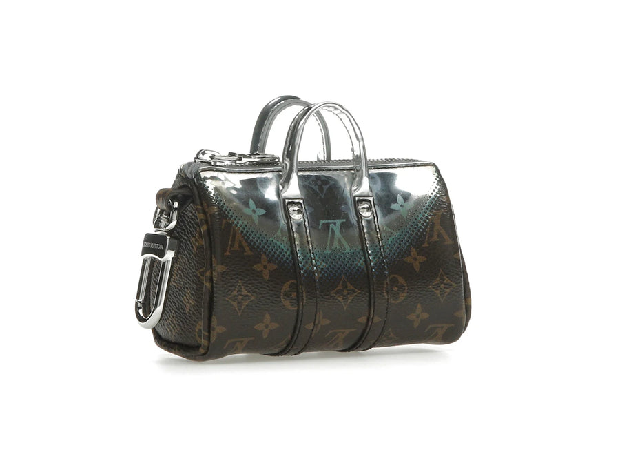 Pochette Louis Vuitton Nebula Mini Keepall, porte-clés et breloque de sac métallisée