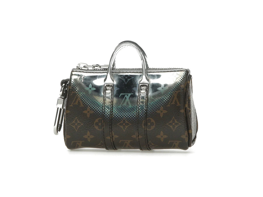 Pochette Louis Vuitton Nebula Mini Keepall, porte-clés et breloque de sac métallisée