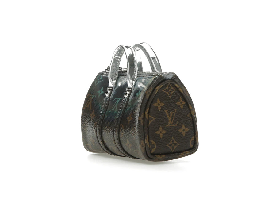 Pochette Louis Vuitton Nebula Mini Keepall, porte-clés et breloque de sac métallisée