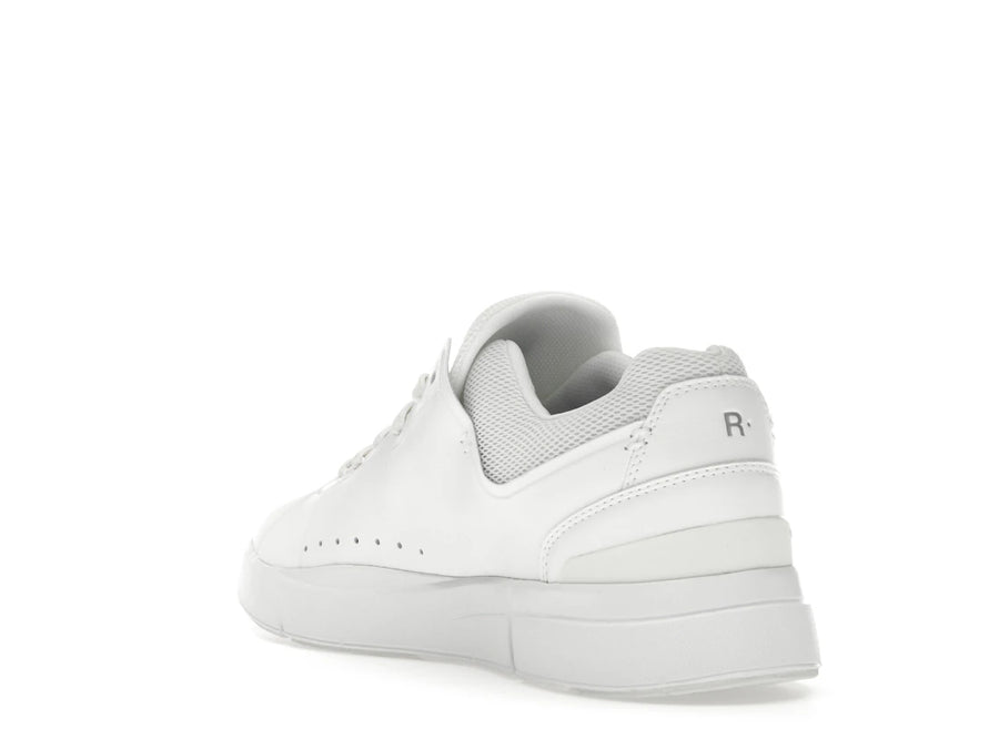 Sur The Roger Advantage, tout en blanc