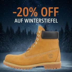 Timberland brauner Stiefel vor dunklem hintergund eines Waldes bei Nacht
